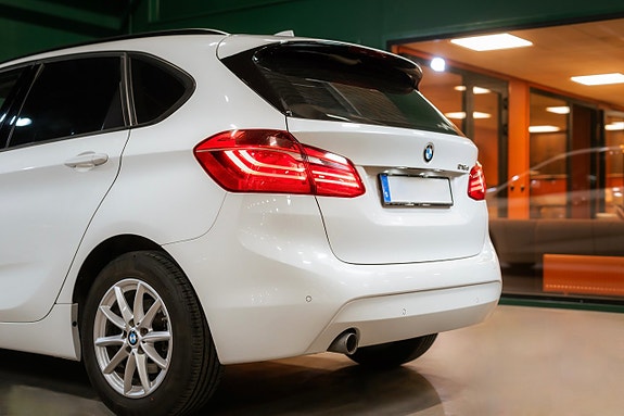 BMW 216d 4 of 5