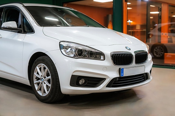 BMW 216d 2 of 5