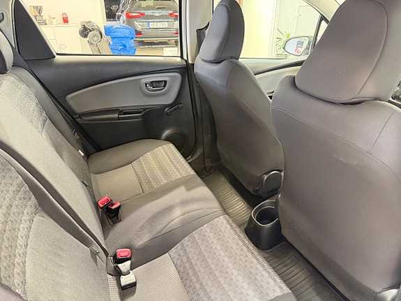 Toyota Yaris 8 of 13