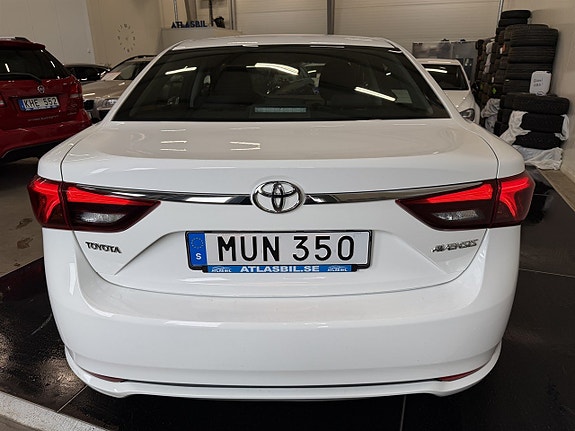 Toyota Avensis 4 of 5