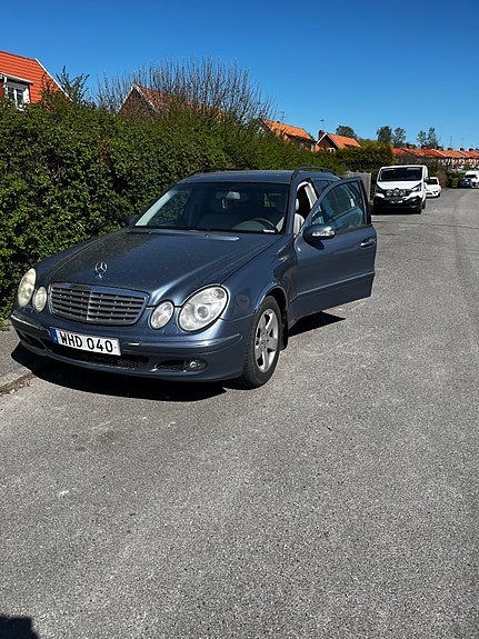 Mercedes-Benz E220 3 of 5