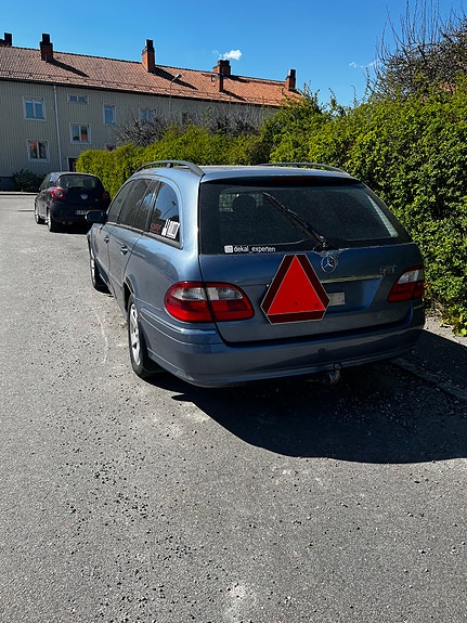 Mercedes-Benz E220 4 of 5