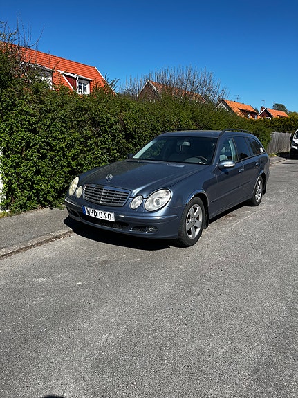 Mercedes-Benz E220 2 of 5
