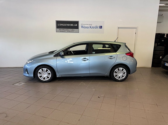Toyota Auris 2 of 5
