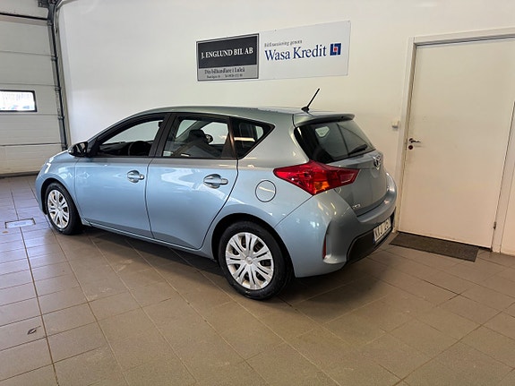 Toyota Auris 3 of 5