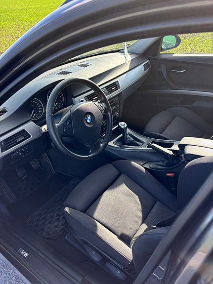 BMW 320i 5 of 5