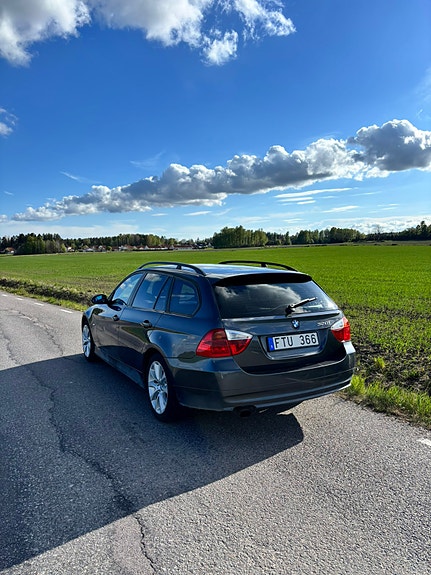 BMW 320i 4 of 5