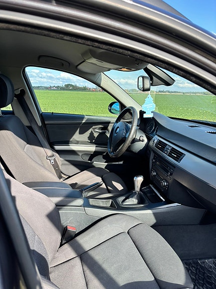 BMW 320i 3 of 5