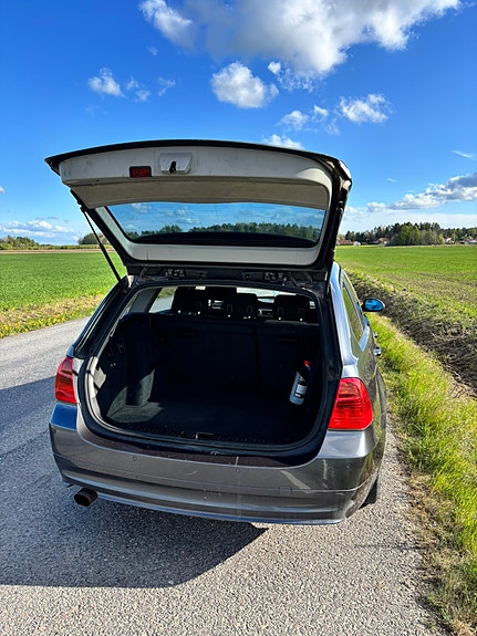 BMW 320i 2 of 5