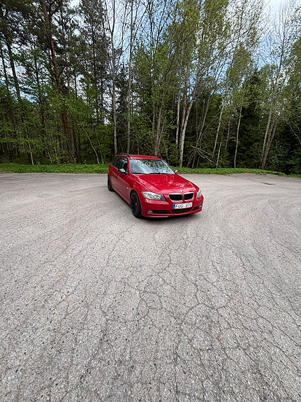 BMW 320d 2 of 5