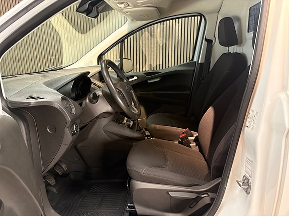 Ford Transit Courier 13 of 16