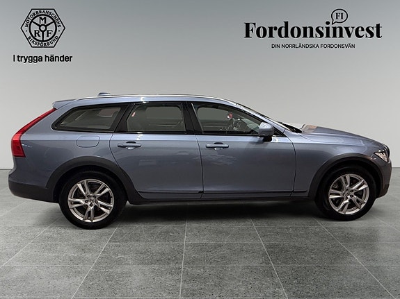 Volvo V90 Cross Country 8 of 17