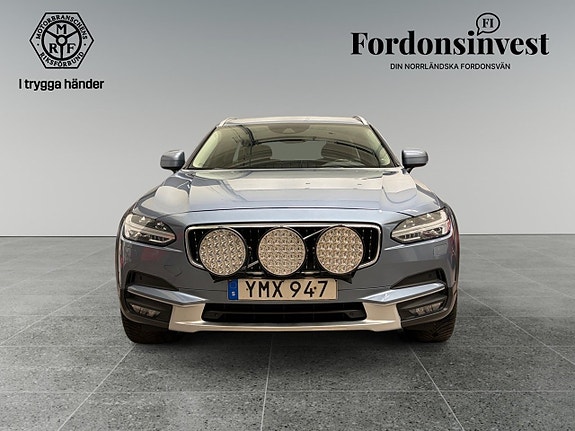 Volvo V90 Cross Country 2 of 5