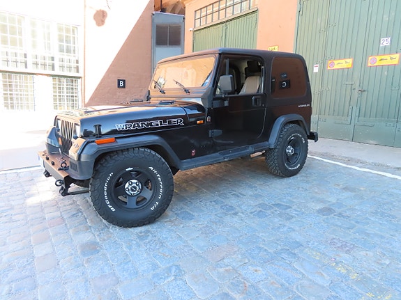Jeep Wrangler 4 of 8