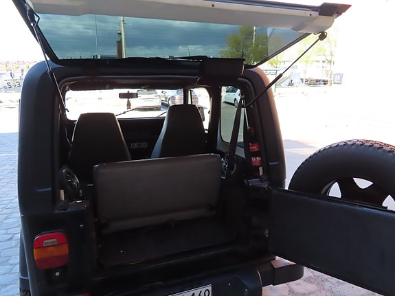 Jeep Wrangler 6 of 8