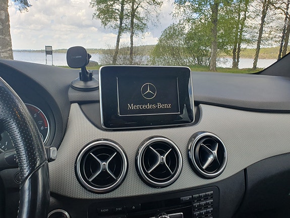 Mercedes-Benz B180 2 of 5