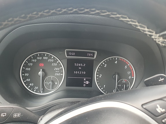 Mercedes-Benz B180 3 of 5