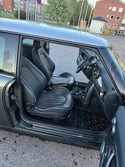 MINI Cooper 4 of 5