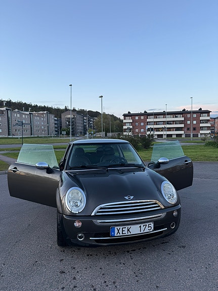 MINI Cooper 2 of 5