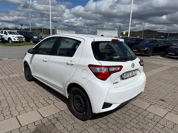 Toyota Yaris 3 of 5