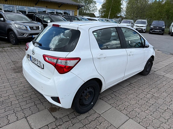 Toyota Yaris 2 of 5