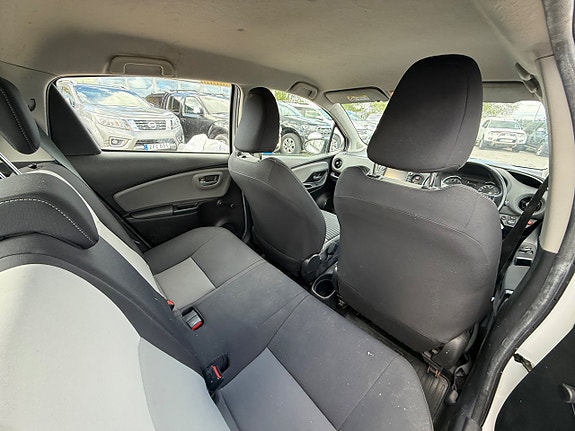 Toyota Yaris 6 of 8