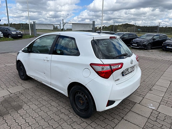 Toyota Yaris 3 of 5