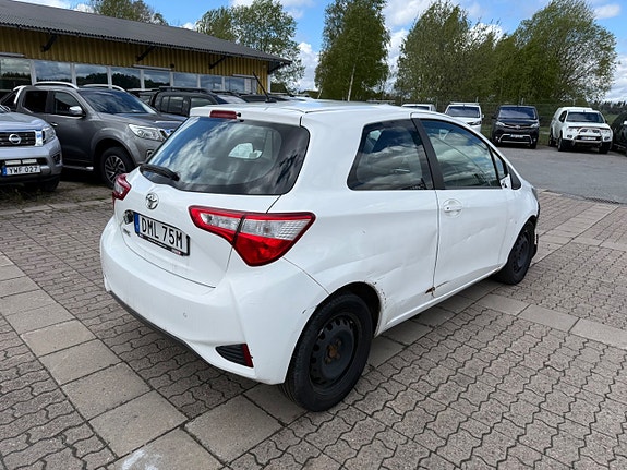 Toyota Yaris 2 of 5