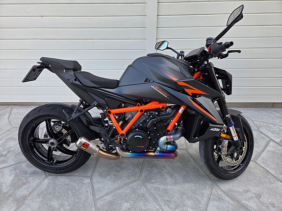 KTM 1390 SUPER DUKE R EVO – Akrapovič Evolution / Tech Pack / Track Pack /Svart 3 of 5