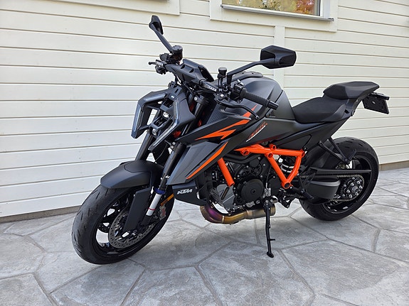 KTM 1390 SUPER DUKE R EVO – Akrapovič Evolution / Tech Pack / Track Pack /Svart 2 of 5
