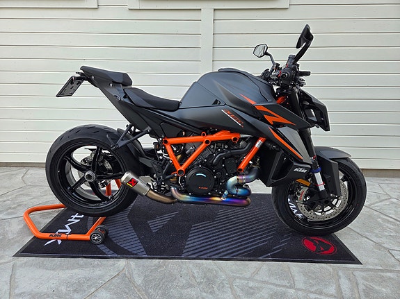 KTM 1390 SUPER DUKE R EVO – Akrapovič Evolution / Tech Pack / Track Pack /Svart 5 of 5