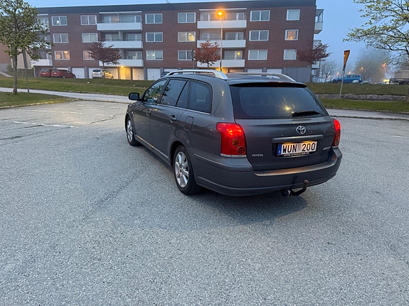 Toyota Avensis 4 of 5
