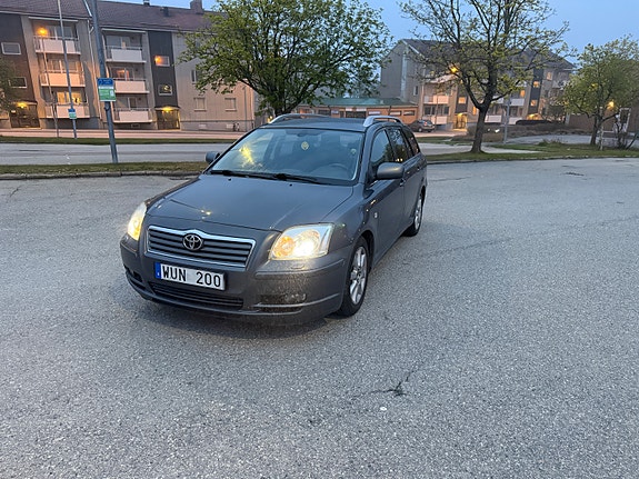 Toyota Avensis 2 of 5