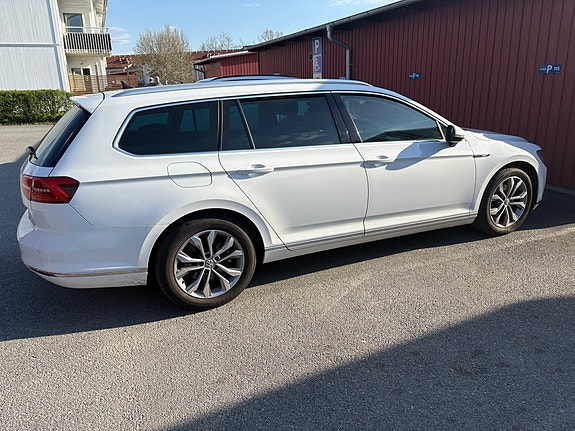Volkswagen Passat 2 of 5