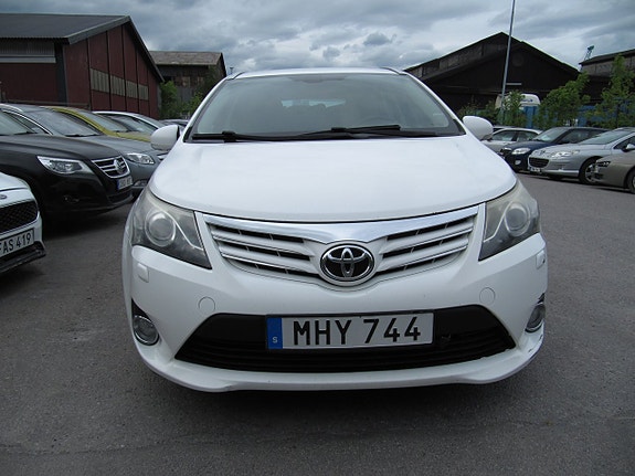 Toyota Avensis 2 of 5