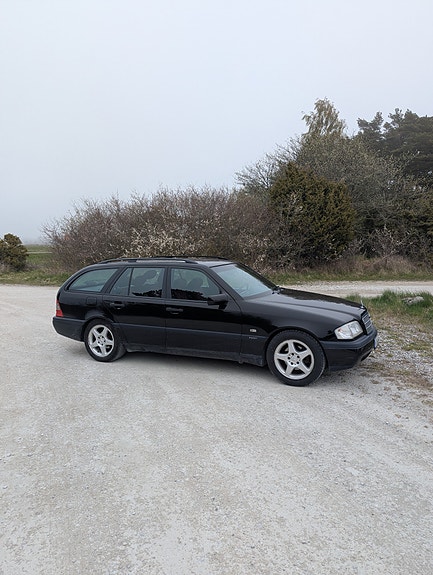 Mercedes-Benz C230 3 of 5