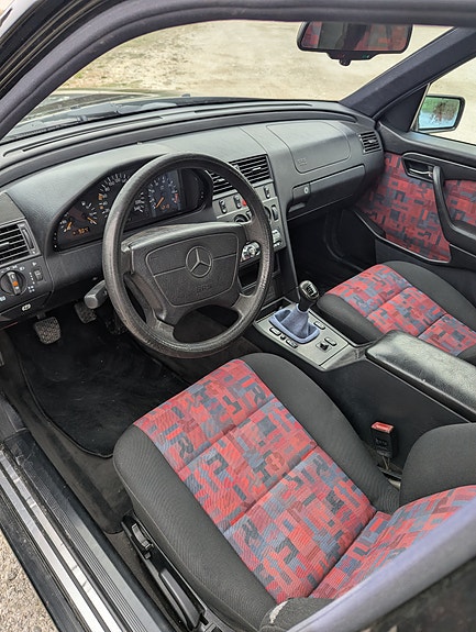 Mercedes-Benz C230 4 of 5