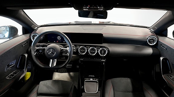 Mercedes-Benz CLA200 4 of 5