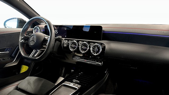 Mercedes-Benz CLA200 3 of 5