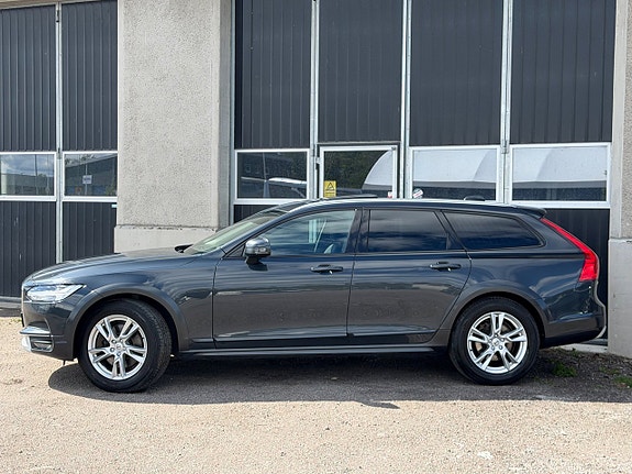 Volvo V90 Cross Country 2 of 5