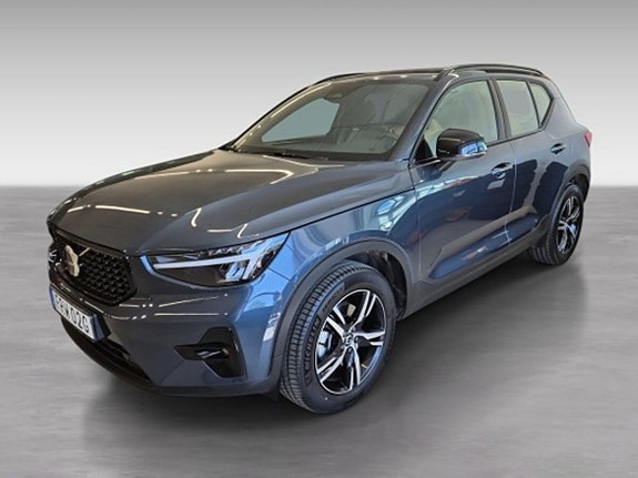 Volvo XC40 2 of 5