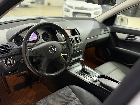 Mercedes-Benz C200 11 of 12