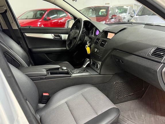 Mercedes-Benz C200 10 of 12