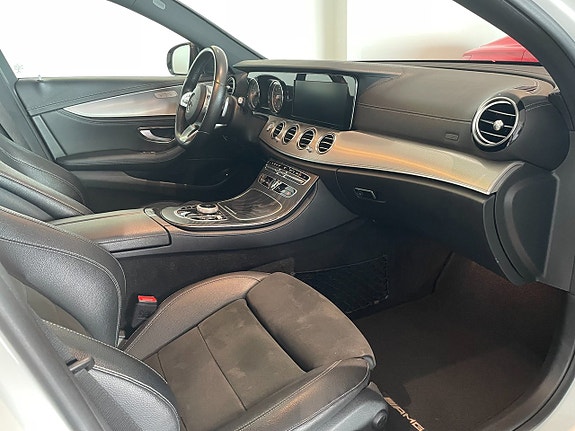 Mercedes-Benz E200 15 of 17
