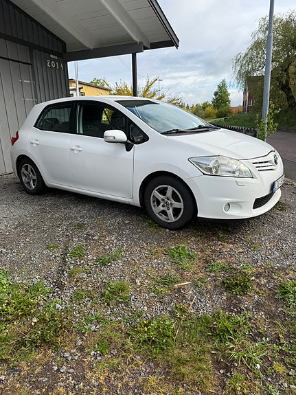 Toyota Auris 2 of 5