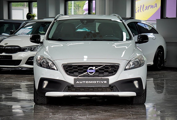 Volvo V40 Cross Country 2 of 5