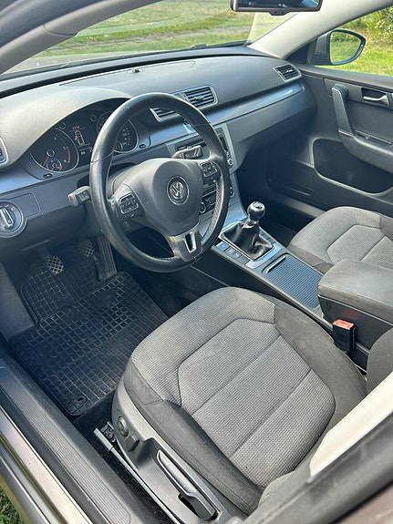 Volkswagen Passat 2 of 5