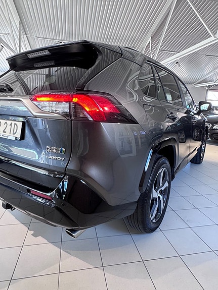 Toyota RAV4 Plug-in Hybrid 4 of 5