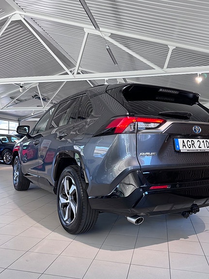 Toyota RAV4 Plug-in Hybrid 3 of 5