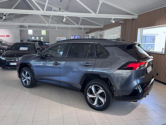 Toyota RAV4 Plug-in Hybrid 2 of 5